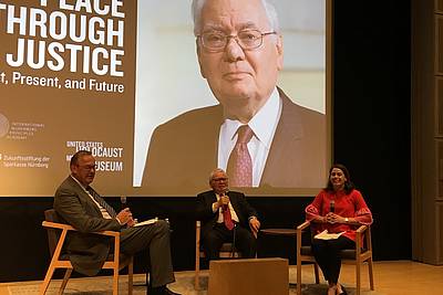 Judge Thomas Buergenthal (middle) in conversation with Anna Cave (Ferencz International Justice Initiative), moderated by Director Klaus Rackwitz