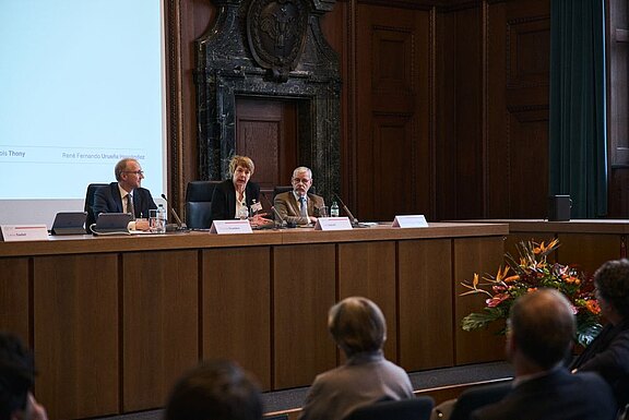 Judge Ute Hohoff (middle) in discussion with Philipp Graebke (left) and Jean-François Thony (right)
