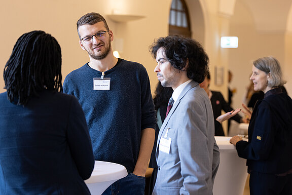 40-nf22-conversations-during-breaks-2.jpg  