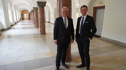 Direktor Professor Dr. Safferling wurde vom Präsidenten des Oberlandesgerichts begrüßt