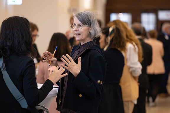 42-nf22-conversations-during-breaks-4.jpg  