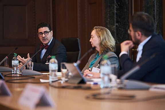 Osvaldo Zavala Giler (left) in discussion with Michelle Jarvis (middle) and Dr Gurgan Petrossian (right)