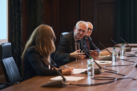 Dr Viviane Dittrich (left) in discussion with Professor Andreas Wirsching (middle) and Professor John Q. Barrett (right)