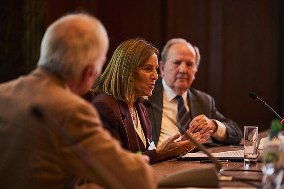 Graciela Gatti Santana (middle) in discussion with Christian Much (left) and Professor Juan E. Mendéz (right)