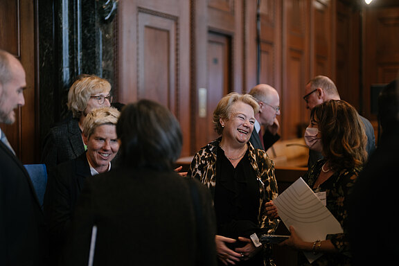 11-nf22-conversations-during-breaks.jpg  