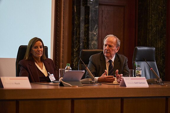 Professor Juan E. Mendéz (right) in discussion with Graciela Gatti Santana (left)