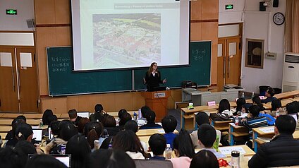 Teilnahme der stellvertretenden Direktorin Dr. Viviane Dittrich an akademischen Aktivitäten in Peking