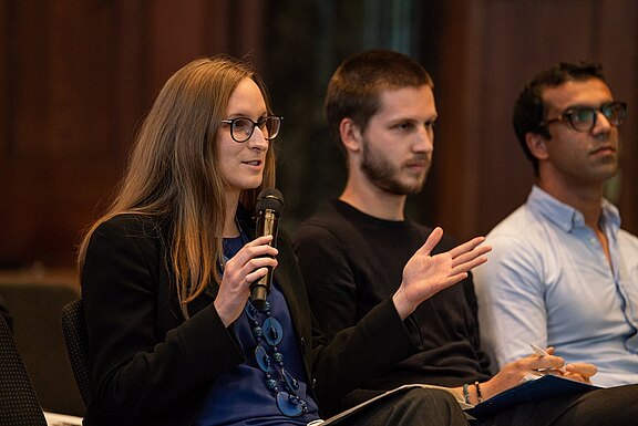 Dr._Viviane_Dittrich__Deputy_Director_of_the_Nurmebrg_Academy__asking_a_question_LER7688.jpg  