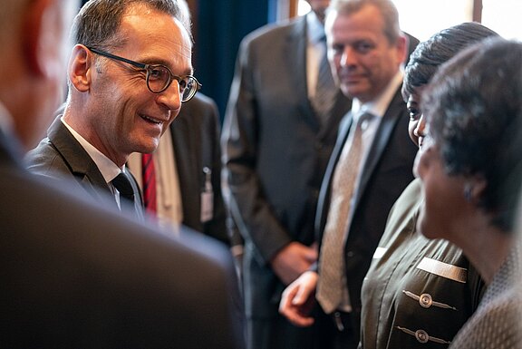 NurembergForum2018_Minister_Heiko_Maas_talking_with_Navi_Pillay_LER7579.jpg  